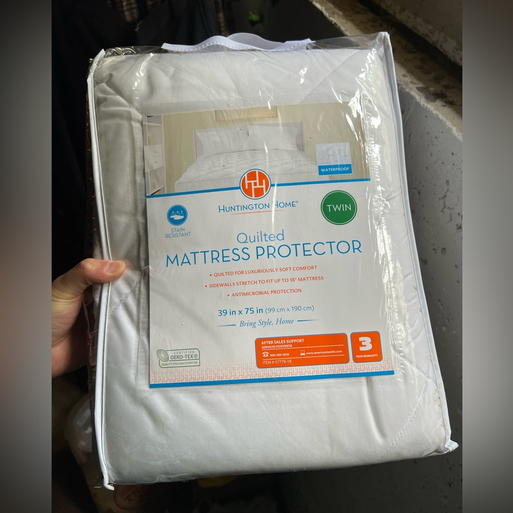 NWT Huntington Home Twin Mattress Protector